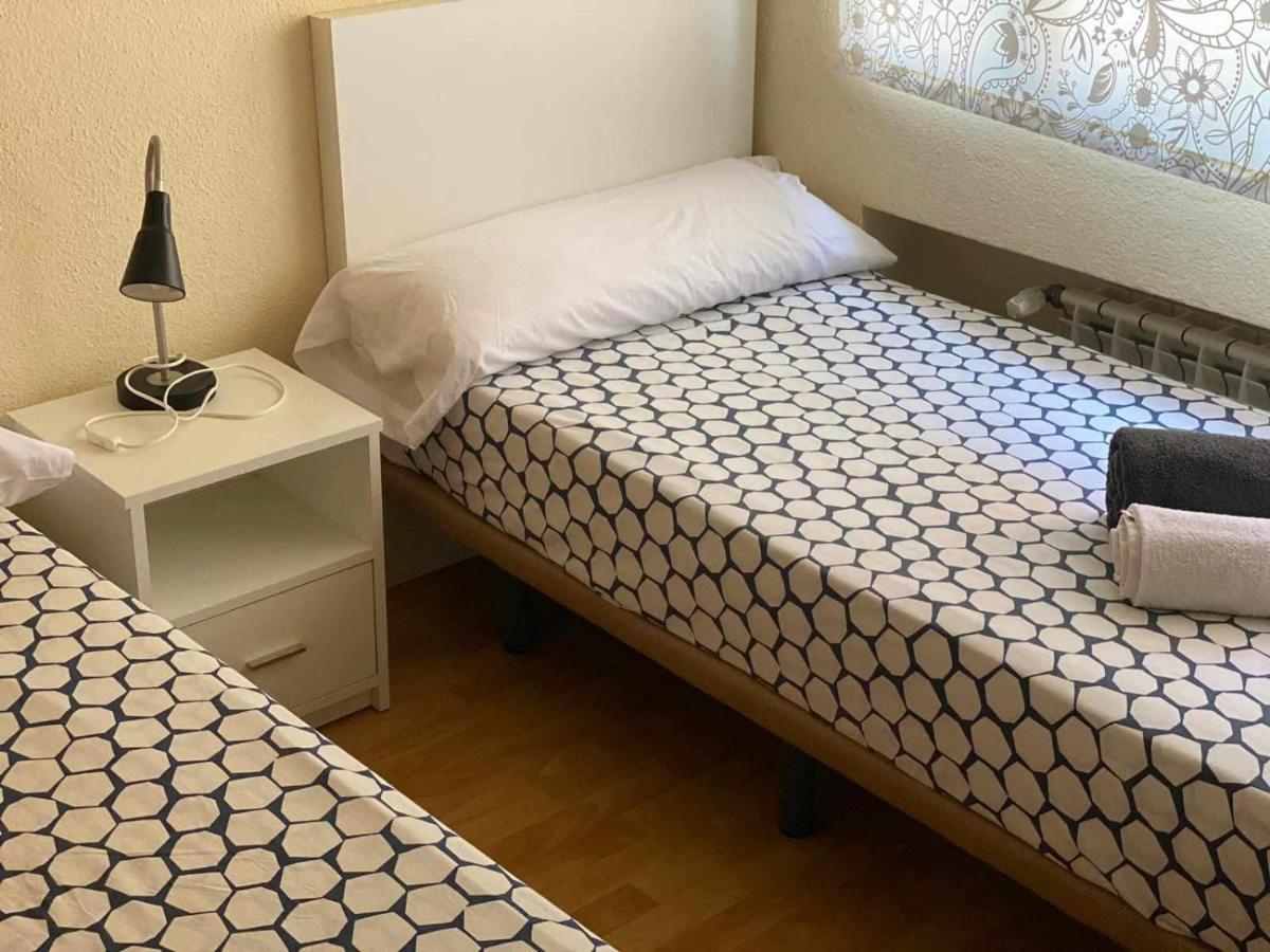 Residencia 12 Octubre Bed & Breakfast Madrid Bagian luar foto