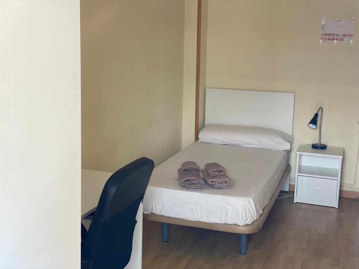 Residencia 12 Octubre Bed & Breakfast Madrid Bagian luar foto
